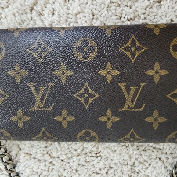 Luis Vuitton Sara Wallet - Picture 3 of 16
